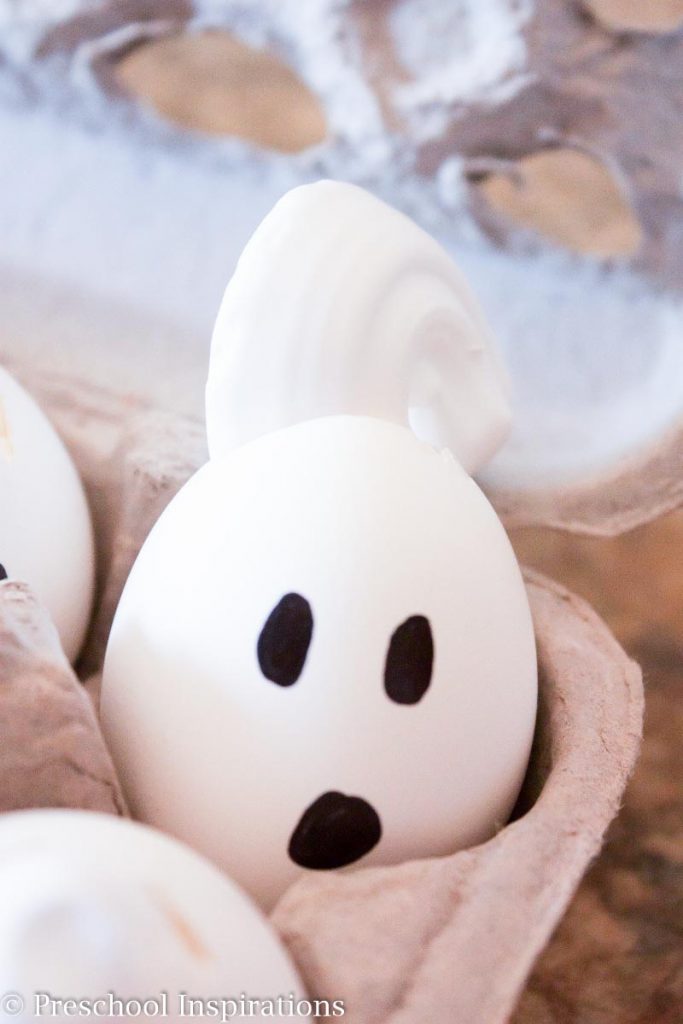 Cute Ghost Sensory Smash by Preschool Inspirations #preschool #prek #preschoolactivities #sensory #sensoryplay #halloweenactivities #scienceactivities