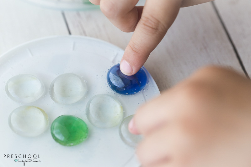 Putting glass beads on a lid for a glass gem and glue suncatcher